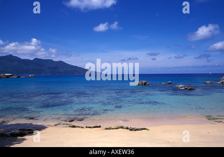 Vista dalla spiaggia, Seychelles, Oceano Indiano Foto Stock