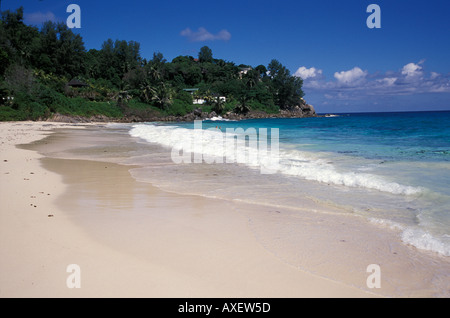 Piccole le onde che si infrangono sulla spiaggia di sabbia bianca , Seychelles Foto Stock