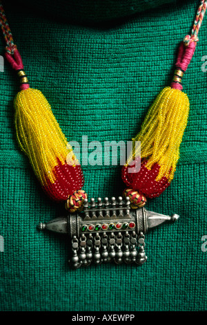 India Rajasthan mestieri tradizionali gioielli perline di Rajasthani collana con argento patri Foto Stock