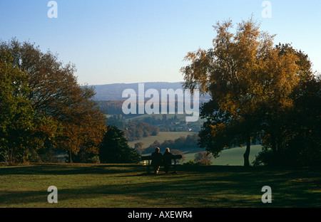 Vista dal North Downs a Newlands Corner, verso le colline del Weald, vicino a Guildford, Surrey, England, Regno Unito Foto Stock