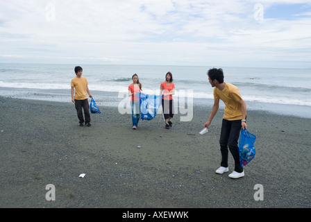 Giovani spiaggia di pulizia Foto Stock