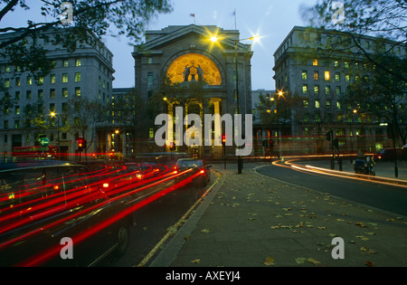 BBC Bush House, casa del servizio mondiale, all'estremità meridionale del Kingsway in Aldwych Londra centrale. Foto Stock