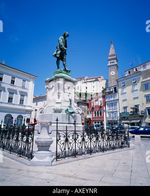 Tartinijev trg, pirano, Primorska, Slovenia. Statua della locale violinista e compositore Giuseppe Tartini. 1692-1770 Foto Stock