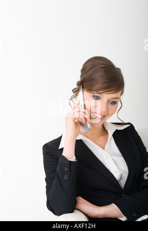 Imprenditrice parlando su telefono cellulare Foto Stock
