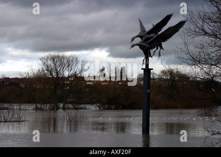 Swan scultura di metallo sul fiume Severn sotto un cielo invernale vicino a Ross on Wye Foto Stock