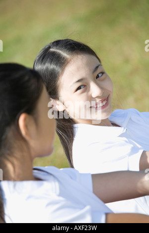 Due studentesse di indossare gli indumenti per la palestra Foto Stock