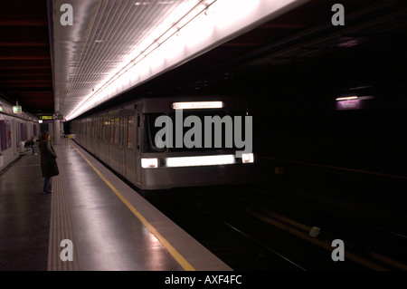 La stazione della metropolitana Schottentor, università Foto Stock