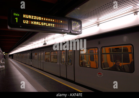 La stazione della metropolitana Schottentor, università Foto Stock