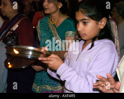 Shree Swaminarayan Tempio Streatham Londra Inghilterra bambino prendendo parte a Puja il Diwali Foto Stock