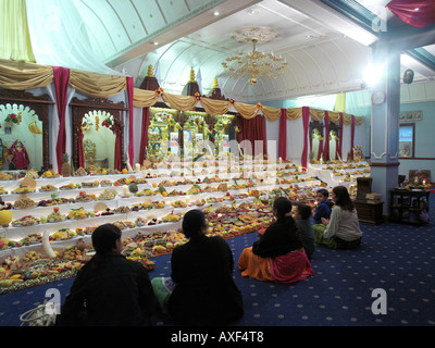 Shree Swaminarayan Tempio Streatham Londra Inghilterra Diwali offerte di un centinaio di diversi piatti preparati al tempio Foto Stock