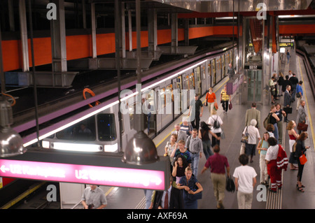 La stazione della metropolitana Schottentor, università Foto Stock