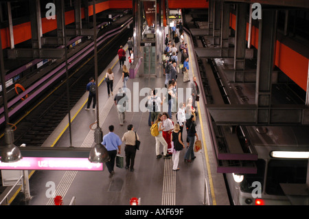 La stazione della metropolitana Schottentor, università Foto Stock