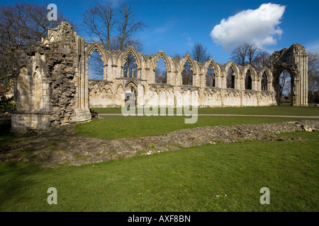 Rovine di St Mary's Abbey Museo Giardini York Inghilterra Foto Stock