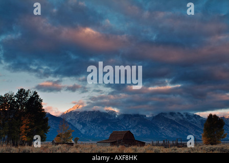 Tramonto su una delle icone Moulton Granai su riga Mormone Antelope Flats road Grand Teton National Park Wyoming USA Foto Stock