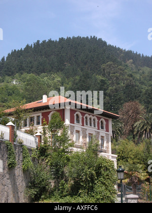 Una bella villa e le colline intorno a Gernika regione basca della Spagna Foto Stock