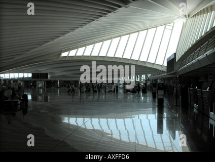 Le ampie e fluente in cemento e vetro architettura del terminal passeggeri aeroporto di Bilbao Santiago Calatrava Foto Stock