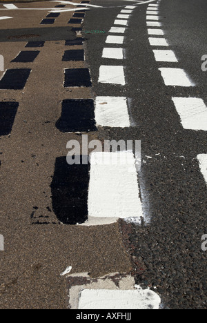 Nuova segnaletica orizzontale con contrassegni vecchi oscurate Foto Stock