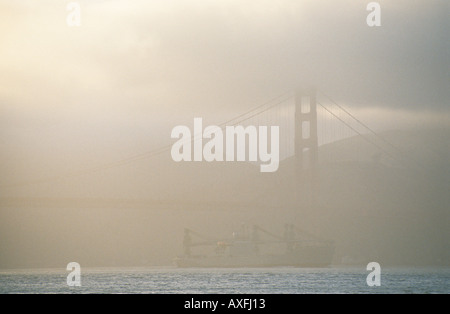 La nave e il Golden Gate Bridge in una nebbia fitta San Francisco California USA Foto Stock