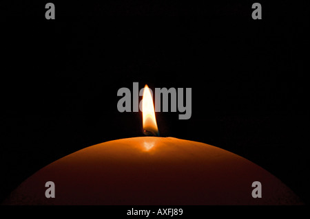 Candela su sfondo nero Foto Stock