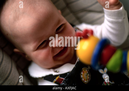 Piscina appartamento studio bambino Bambino 0 5 gioco giocattolo sorriso sorridente gioia ridere giacciono ritratto close up orizzontale Foto Stock