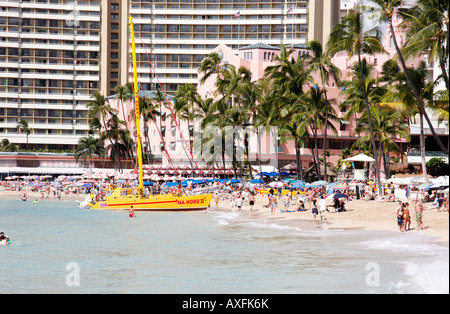 L'iconico Royal Hawaiian Hotel è situato sulla spiaggia di Waikiki Beach ed è noto come il palazzo rosa del Pacifico Foto Stock