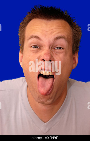 Uomo che fa impazzire la faccia Foto Stock