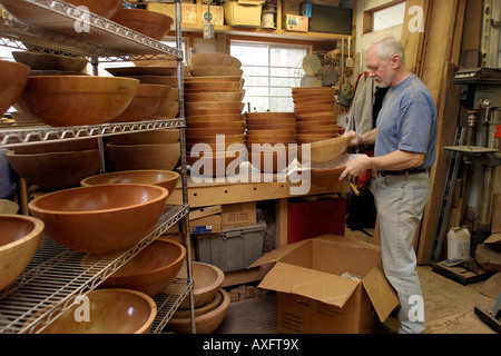 Orizzontale foto a colori che mostra falegname di ispezionare il suo fatti a mano ciotole di legno Foto Stock