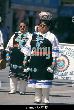 Gallup - New Mexico - USA - ottantacinquesimo Inter-festival tribale indiano femmina esecutori al Parade Foto Stock