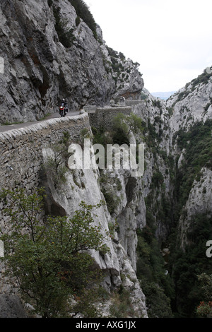 Gorges de Galamus, Felsenschlucht, in den Felsen gehauener Weg Foto Stock