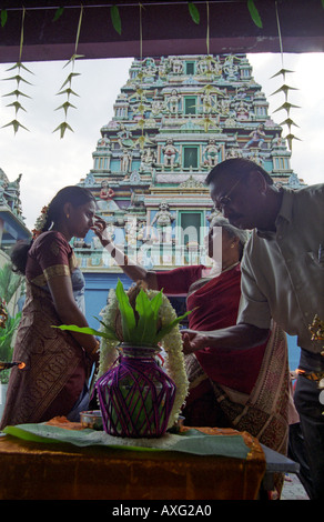 I devoti preparando per preghiere il Deepavali a un tempio indiano in Malesia a sud est asiatico Foto Stock