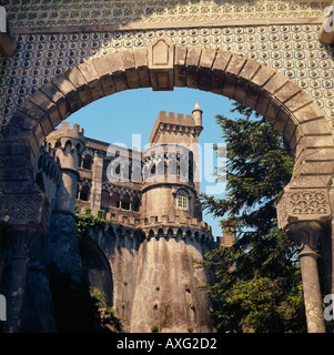 Vista guardando attraverso lo stile Moresco piastrellate archway e angolo tondo la torretta e la torre a pena Castello Sintra Portogallo Foto Stock