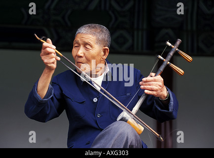 Musicista giocando un Erhu con un inchino Pechino CINA Foto Stock