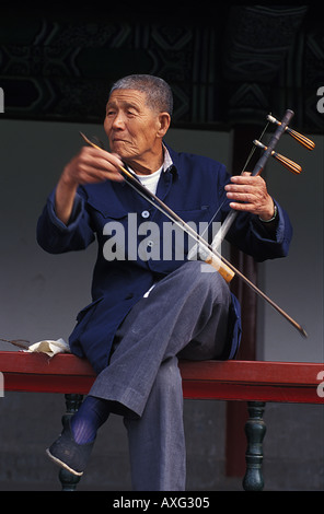 Musicista giocando un Erhu con un inchino Pechino CINA Foto Stock