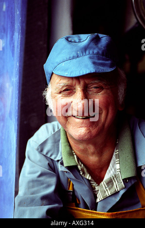 Terry lavoratore presso la sardella opere Newlyn Penzance Cornwall Regno Unito Foto Stock