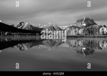 Foto in bianco e nero di lanca piegare con il Monte Moran riflessa nella Snake River Grand Teton National Park Wyoming in autunno Foto Stock