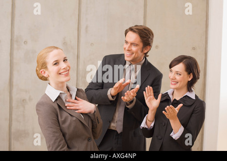 La gente di affari in una riunione, applaudendo Foto Stock