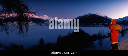 Babbo Natale in montagna. Foto Stock