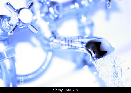 Tasto alto colpo di acqua che scorre dal vecchio stile rubinetto per vasca da bagno Foto Stock