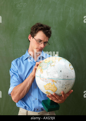 Insegnante guardando al mondo Foto Stock