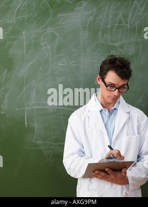 Scienziato prendere note Foto Stock