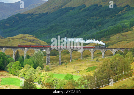 Una carta speciale treno a vapore che passa attraverso il famoso viadotto Glenfinnan en route verso Fort William da Mallaig Foto Stock