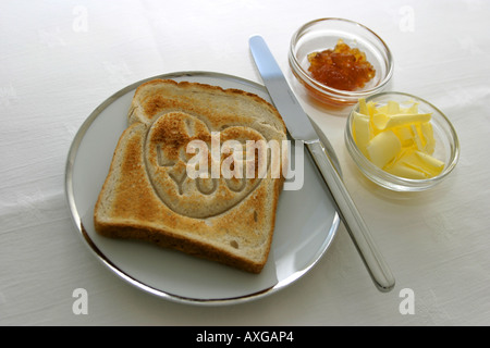 Toast con un "ti amo' impressione con burro e marmellata. Foto Stock
