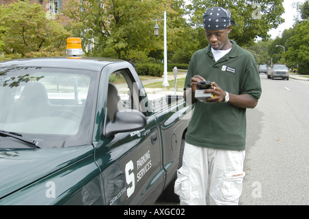 Nero università di Stato del Michigan studente lavora a tempo parziale con campus parcheggio servizi di applicazione Foto Stock