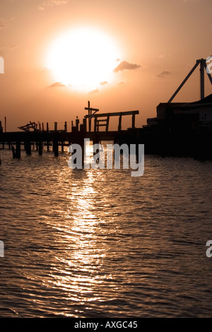 Tramonto su un porto sul Lago Michigan a Milwaukee nel Wisconsin Foto Stock