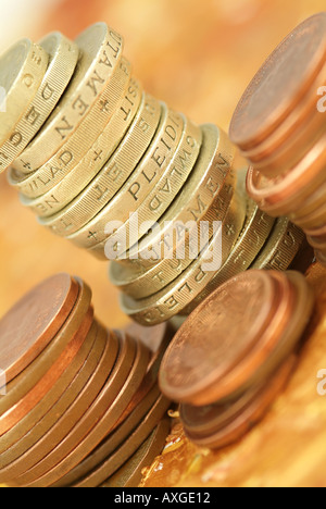 Close up, macro fotografia di British denaro, libbra di monete in euro e monete in bronzo, Foto Stock