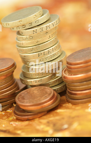 Close up, macro fotografia di British denaro, libbra di monete in euro e monete in bronzo, Foto Stock