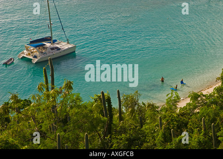 Un catamarano ad ancorare nella baia di bianco su Jost Van Dyke BVI Foto Stock