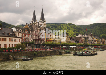 Di fronte al fiume a Boppard mostra le famose torri della chiesa di San Severo Rhineland Germania Foto Stock