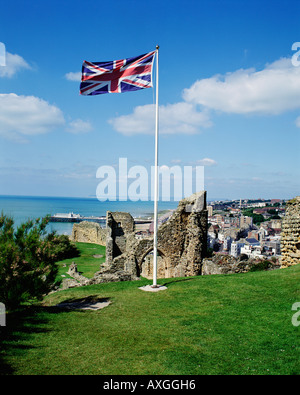 Bandiera di Union Jack che sorvola le rovine del castello di Hastings e con viste di ampia portata a Beachy Head, East Sussex, Inghilterra, Regno Unito, Gran Bretagna, GB Foto Stock