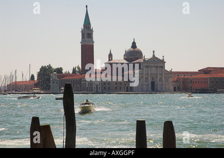 Isola di San Giorgio Maggiore come visto dalla Piazza San Marco Venezia Veneto Italia Foto Stock